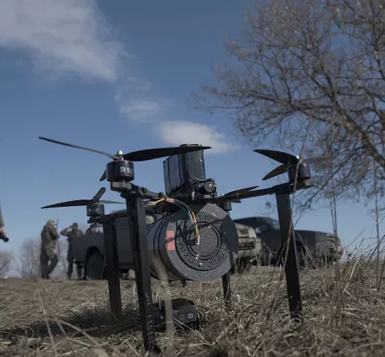 Солдати випробовують дрони з оптоволоконним зв’язком перед їхнім застосуванням на передовій у Донецькій області, Україна.