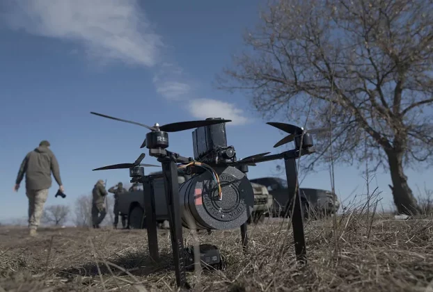 Солдати випробовують дрони з оптоволоконним зв’язком перед їхнім застосуванням на передовій у Донецькій області, Україна.