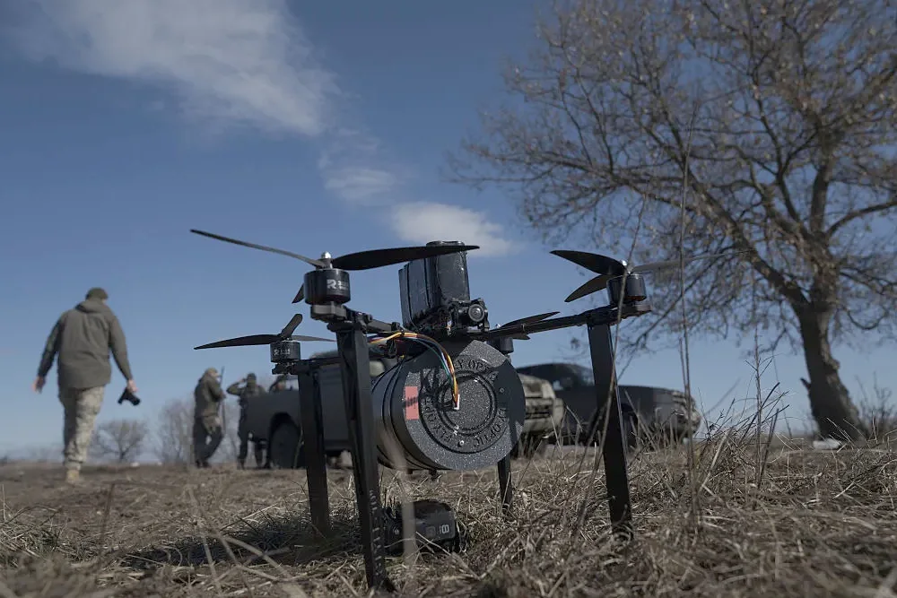 Солдати випробовують дрони з оптоволоконним зв’язком перед їхнім застосуванням на передовій у Донецькій області, Україна.