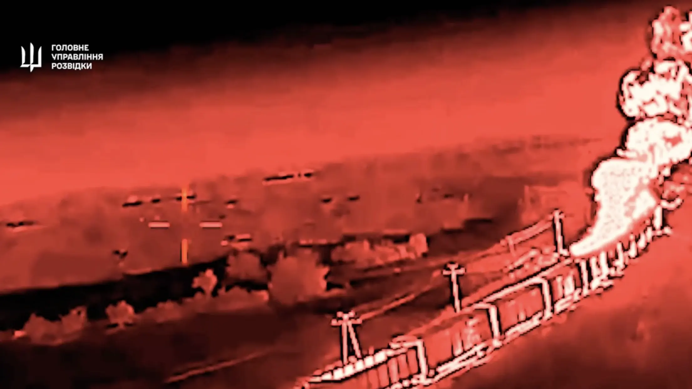 Кадр з відео, опублікованому в інтернеті українською військовою розвідкою у травні 2025 року, видно, як російський потяг із паливом, що охопило полум'ям, мчить через окуповану Запорізьку область після удару безпілотника