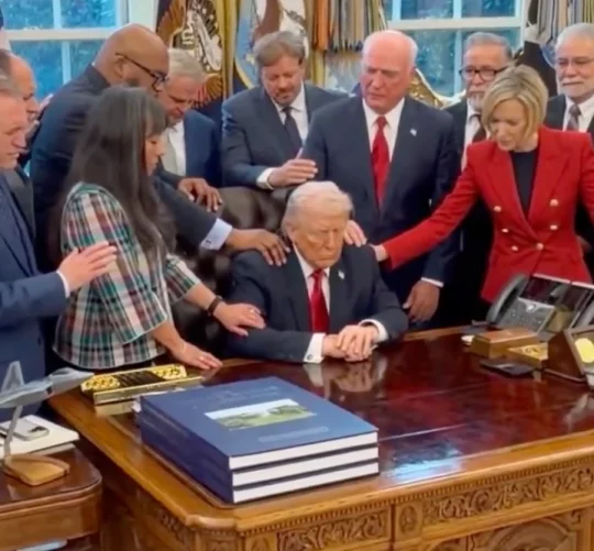 спільна молитва у білому домі над Трампом