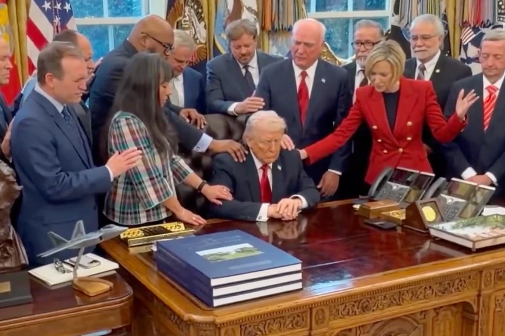 спільна молитва у білому домі над Трампом