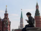 Чоловік перевіряє свій мобільний телефон у центрі Москви, Червона площа