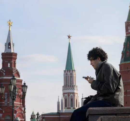Чоловік перевіряє свій мобільний телефон у центрі Москви, Червона площа