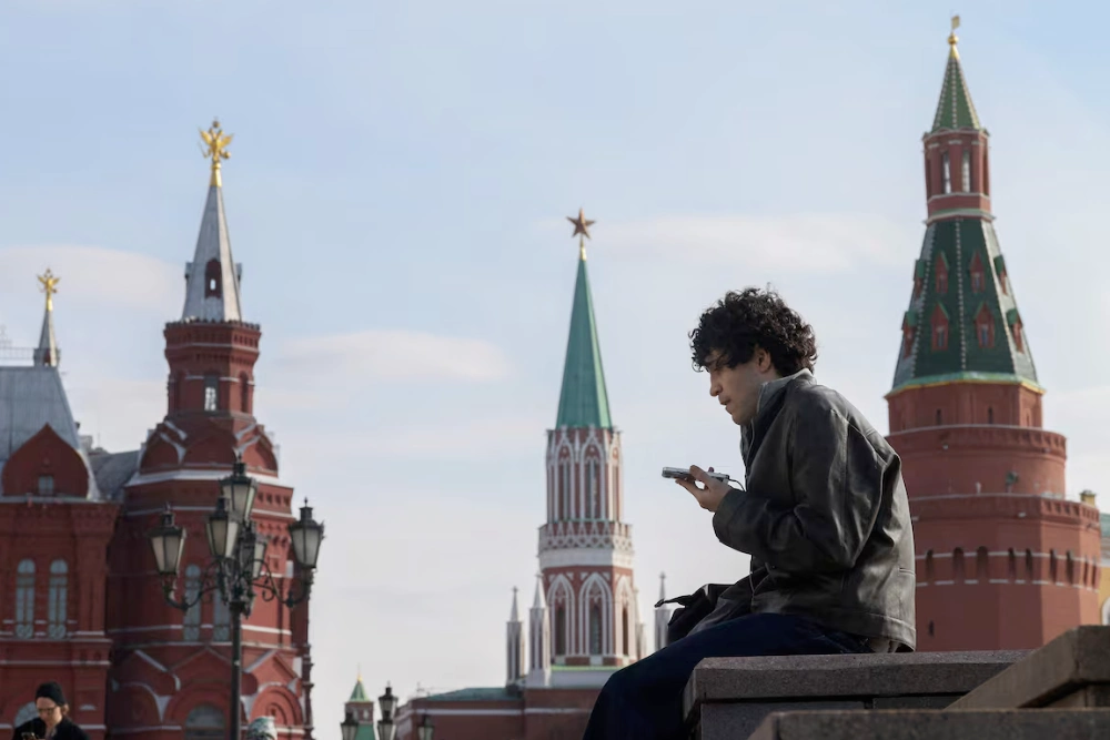 Чоловік перевіряє свій мобільний телефон у центрі Москви, Червона площа