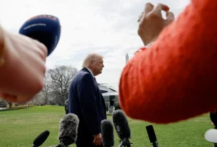 11 березня 2026 року президент Дональд Трамп проходить повз журналістів, прямуючи до вертольота «Марін-1» біля Білого дому