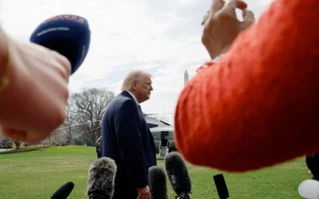 11 березня 2026 року президент Дональд Трамп проходить повз журналістів, прямуючи до вертольота «Марін-1» біля Білого дому