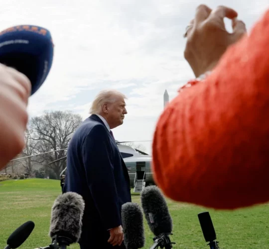 11 березня 2026 року президент Дональд Трамп проходить повз журналістів, прямуючи до вертольота «Марін-1» біля Білого дому