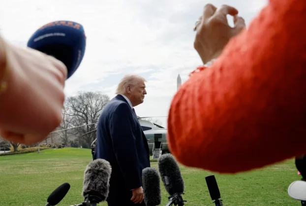 11 березня 2026 року президент Дональд Трамп проходить повз журналістів, прямуючи до вертольота «Марін-1» біля Білого дому