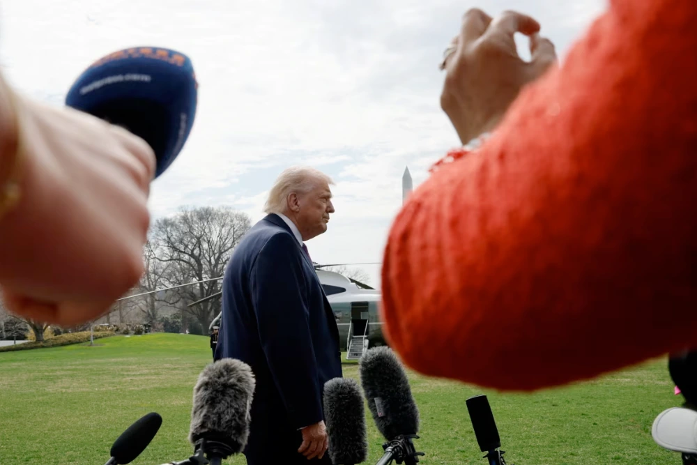 11 березня 2026 року президент Дональд Трамп проходить повз журналістів, прямуючи до вертольота «Марін-1» біля Білого дому