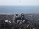 Літак летить, коли клуби диму піднімаються після ізраїльського удару по південних передмістях Бейрута після ескалації між "Хезболлою" та Ізраїлем на тлі американо-ізраїльського конфлікту з Іраном