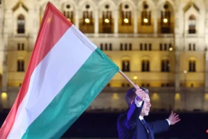 Лідер партії «Тиса» Петер Мадяр святкує з прихильниками в Будапешті після оголошення перемоги на виборах угорщини