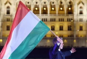 Лідер партії «Тиса» Петер Мадяр святкує з прихильниками в Будапешті після оголошення перемоги на виборах угорщини