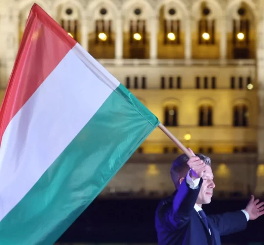 Лідер партії «Тиса» Петер Мадяр святкує з прихильниками в Будапешті після оголошення перемоги на виборах угорщини