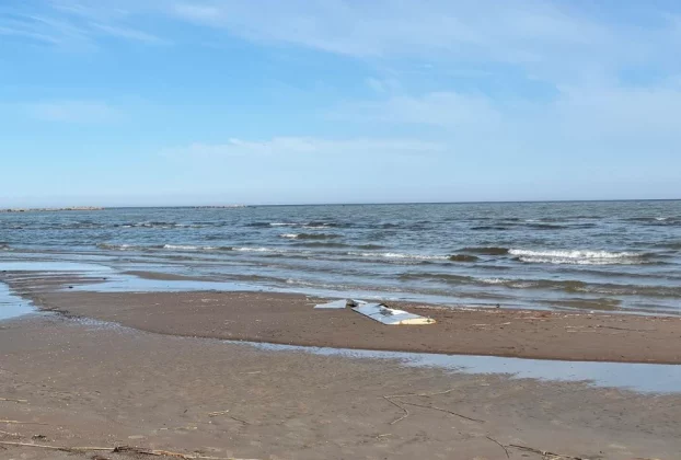 Крило безпілотника, яке, як вважається, належить Україні, знайдено 12 квітня 2026 року на пляжі Калві в повіті Леене-Віру