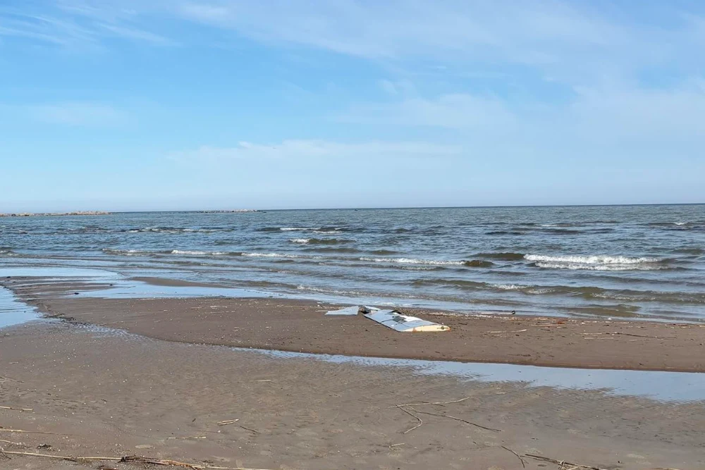 Крило безпілотника, яке, як вважається, належить Україні, знайдено 12 квітня 2026 року на пляжі Калві в повіті Леене-Віру