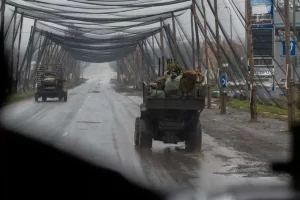 дорога під завісами сіток від дронів