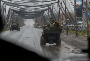 дорога під завісами сіток від дронів