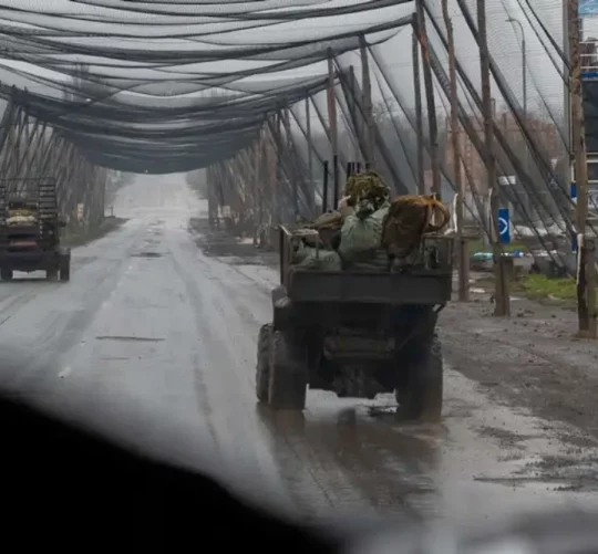 дорога під завісами сіток від дронів