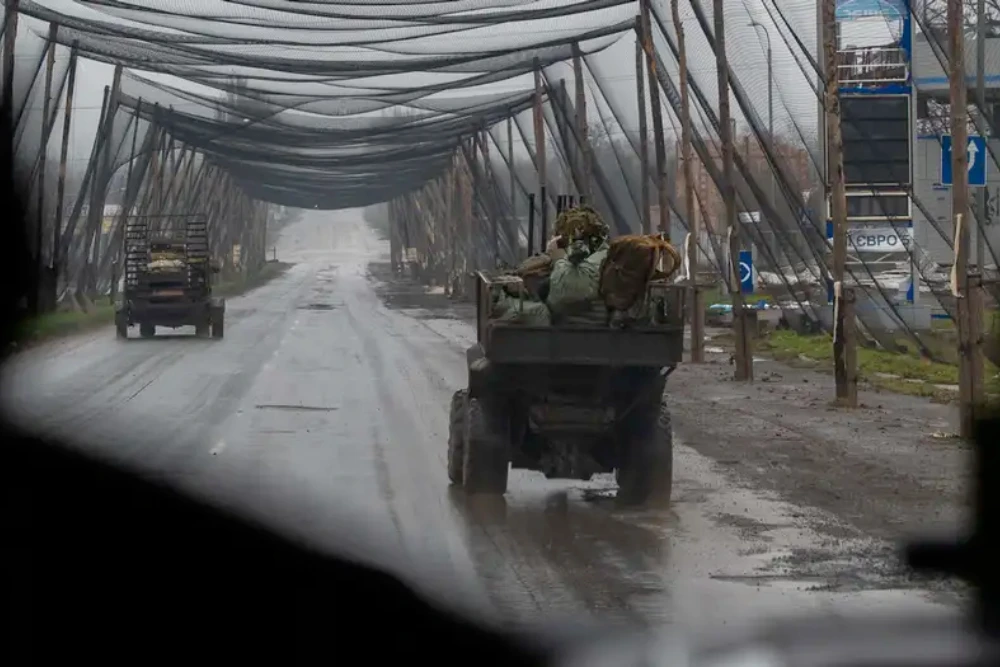 дорога під завісами сіток від дронів