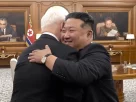 Міністр оборони Росії обіймаються за Кім Чен Ином