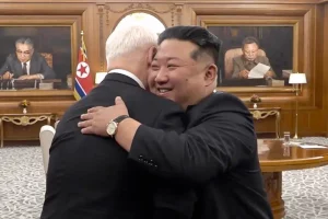 Міністр оборони Росії обіймаються за Кім Чен Ином