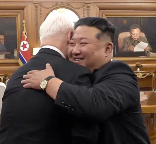 Міністр оборони Росії обіймаються за Кім Чен Ином