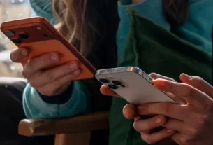 Молодь тримає мобільні телефони у руці