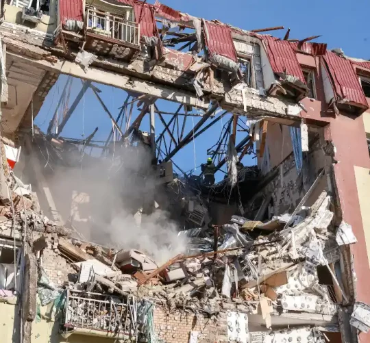 Рятувальники працюють на місці події: житловий будинок постраждав від удару російського безпілотника на тлі нападу Росії на Україну в Одесі, Україна, 6 квітня 2026 року