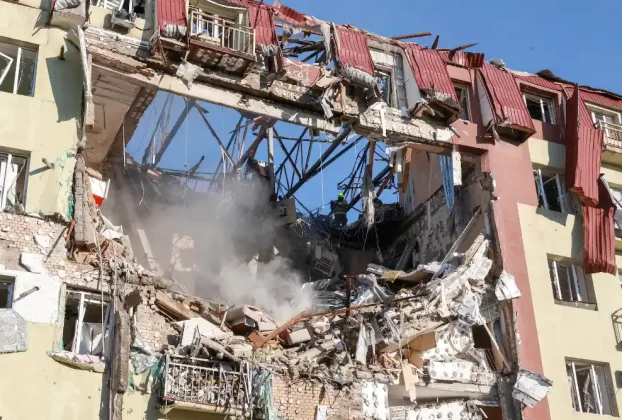 Рятувальники працюють на місці події: житловий будинок постраждав від удару російського безпілотника на тлі нападу Росії на Україну в Одесі, Україна, 6 квітня 2026 року