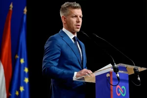 Мадяр на прес-конференції в понеділок. Він пообіцяв працювати над створенням «вільної, європейської, добре функціонуючої та співчутливої ​​Угорщини».