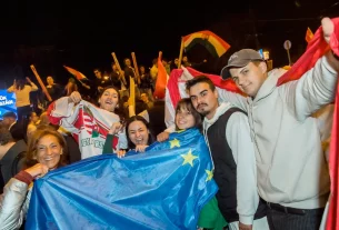 У неділю на вулицях Будапешта люди святкували після того, як прем'єр-міністр Угорщини Віктор Орбан визнав свою поразку від Петера Мадяра, лідера проєвропейської консервативної партії «Тіса»