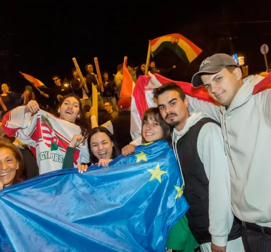 У неділю на вулицях Будапешта люди святкували після того, як прем'єр-міністр Угорщини Віктор Орбан визнав свою поразку від Петера Мадяра, лідера проєвропейської консервативної партії «Тіса»