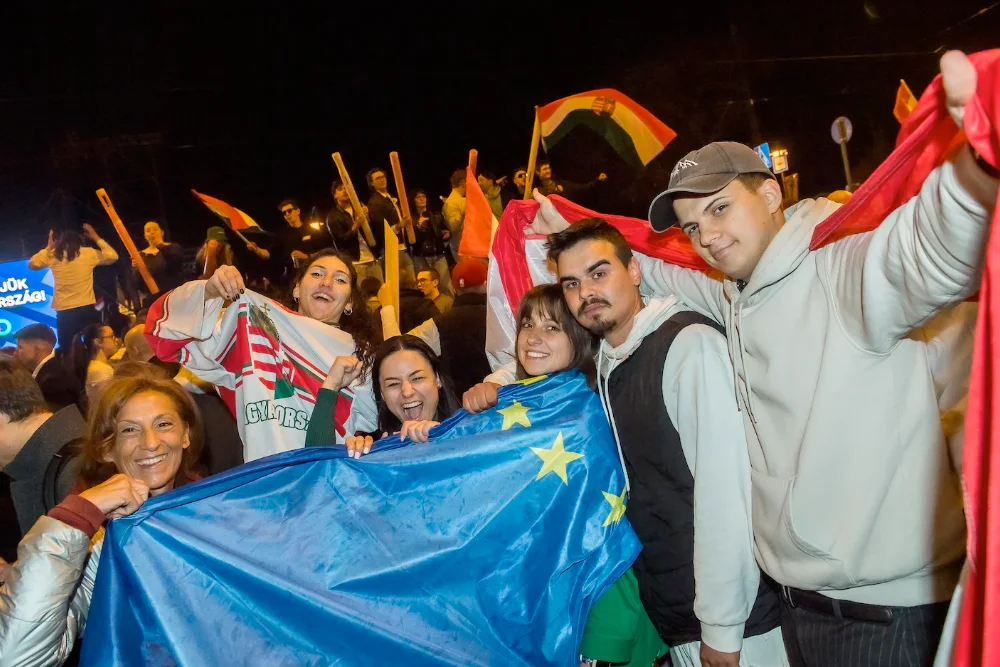 У неділю на вулицях Будапешта люди святкували після того, як прем'єр-міністр Угорщини Віктор Орбан визнав свою поразку від Петера Мадяра, лідера проєвропейської консервативної партії «Тіса»