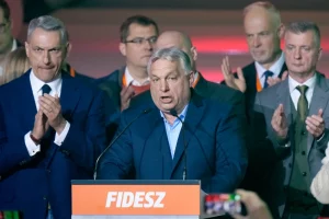 Прем'єр-міністр Угорщини Віктор Орбан (у центрі) виступає після парламентських виборів у Будапешті, Угорщина, у неділю, 12 квітня 2026 року