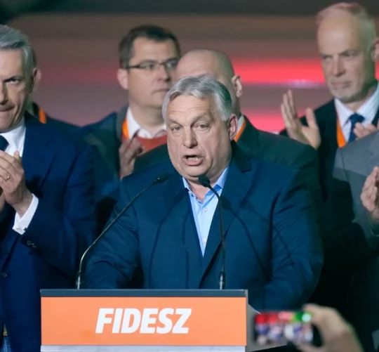 Прем'єр-міністр Угорщини Віктор Орбан (у центрі) виступає після парламентських виборів у Будапешті, Угорщина, у неділю, 12 квітня 2026 року