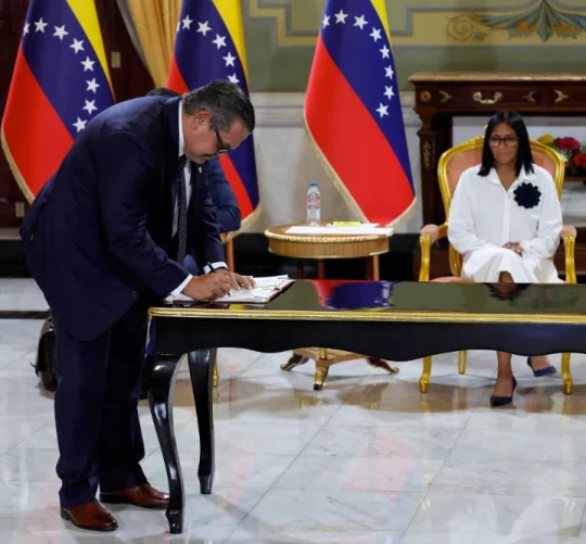 имчасовий президент Венесуели Делсі Родрігес спостерігає, як керівник компанії «Шеврон» підписує нафтову угоду