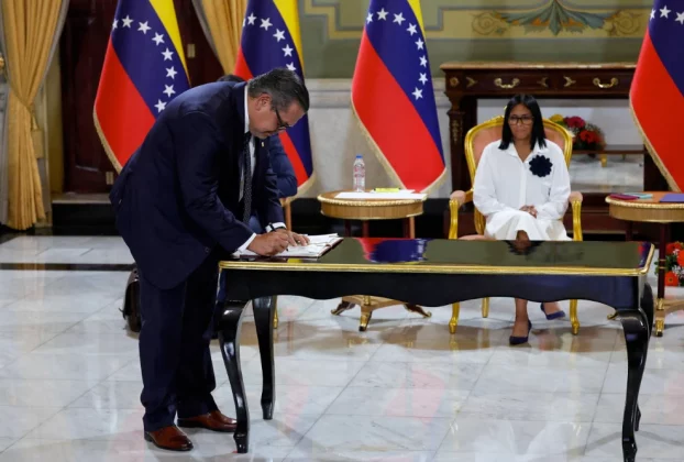 имчасовий президент Венесуели Делсі Родрігес спостерігає, як керівник компанії «Шеврон» підписує нафтову угоду