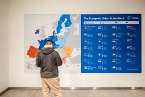 Відвідувач перед картою Європи та списком країн-членів Європейського Союзу в Європейському парламенті в Брюсселі 25 березня 2026 року