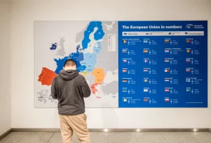 Відвідувач перед картою Європи та списком країн-членів Європейського Союзу в Європейському парламенті в Брюсселі 25 березня 2026 року
