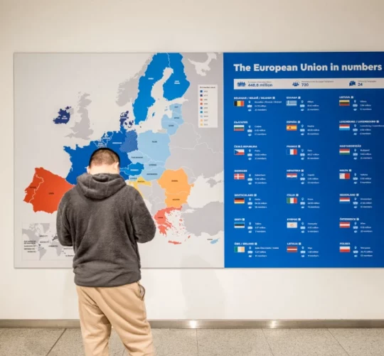 Відвідувач перед картою Європи та списком країн-членів Європейського Союзу в Європейському парламенті в Брюсселі 25 березня 2026 року