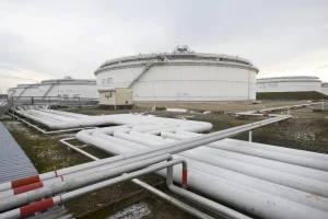 Нафтопроводи на нафтобазі вздовж нафтопроводу «Дружба» поблизу Нелахожевеса, Чехія