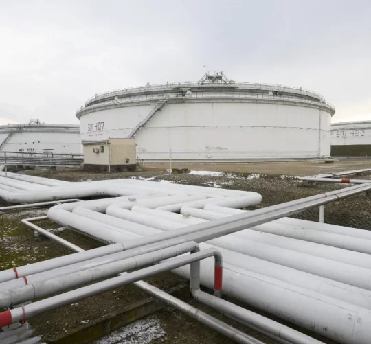 Нафтопроводи на нафтобазі вздовж нафтопроводу «Дружба» поблизу Нелахожевеса, Чехія