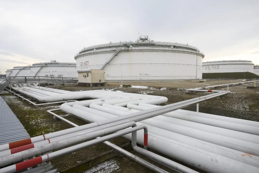 Нафтопроводи на нафтобазі вздовж нафтопроводу «Дружба» поблизу Нелахожевеса, Чехія