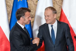 Президент Франції Еммануель Макрон (ліворуч) та прем'єр-міністр Польщі Дональд Туск на прес-конференції в Гданську, Польща, 20 квітня 2026 року