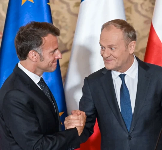 Президент Франції Еммануель Макрон (ліворуч) та прем'єр-міністр Польщі Дональд Туск на прес-конференції в Гданську, Польща, 20 квітня 2026 року