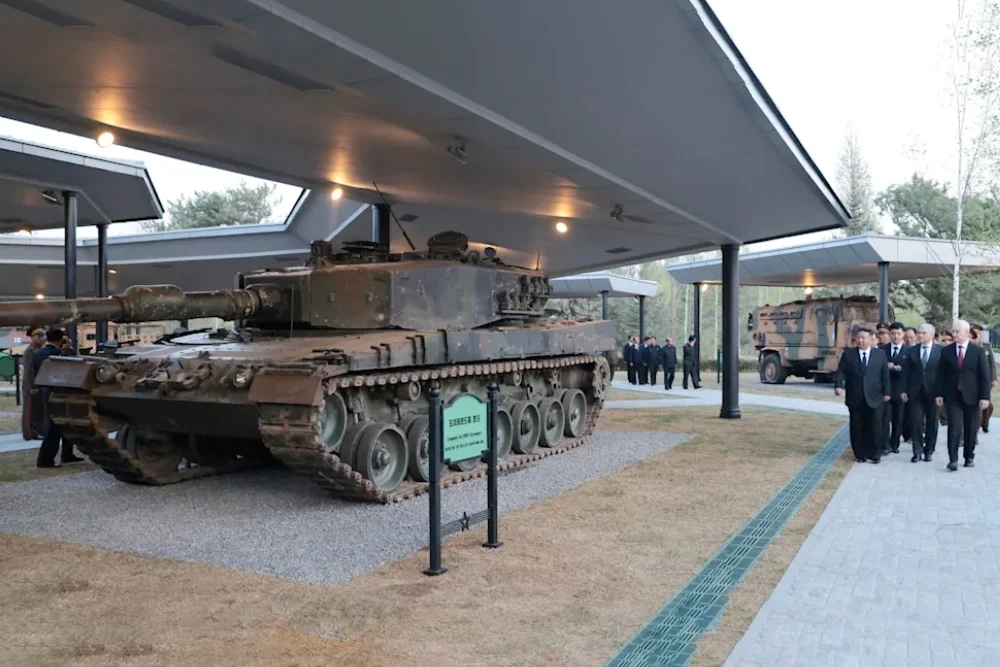 Державне інформаційне агентство Північної Кореї KCNA опублікувало фотографії екскурсії музеєм