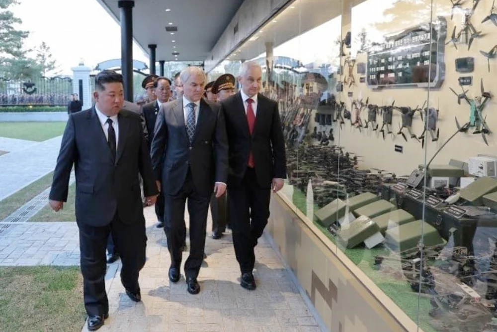 Під час огляду виставкової площі Кіма супроводжували міністр оборони Росії Андрій Белоусов (67) та голова російського парламенту В'ячеслав Володін (62) з Москви.