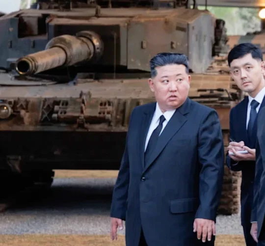 Північнокорейський правитель Кім Чен Ин (42) та міністр оборони Росії Андрій Бєлоусов (67) оглядають військовий музей у Пхеньяні (Північна Корея)