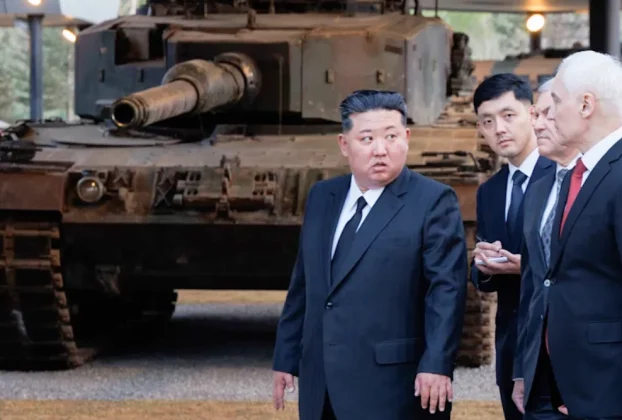 Північнокорейський правитель Кім Чен Ин (42) та міністр оборони Росії Андрій Бєлоусов (67) оглядають військовий музей у Пхеньяні (Північна Корея)